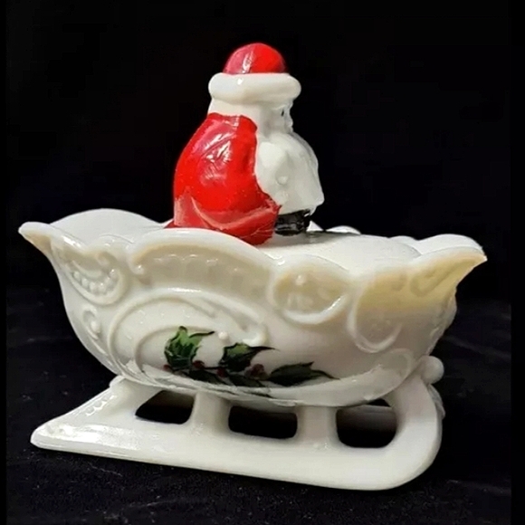 ***SOLD*** Vintage WESTMORELAND OPALINE MILKGLASS SANTA on SLEIGH - Picture 3 of 13
